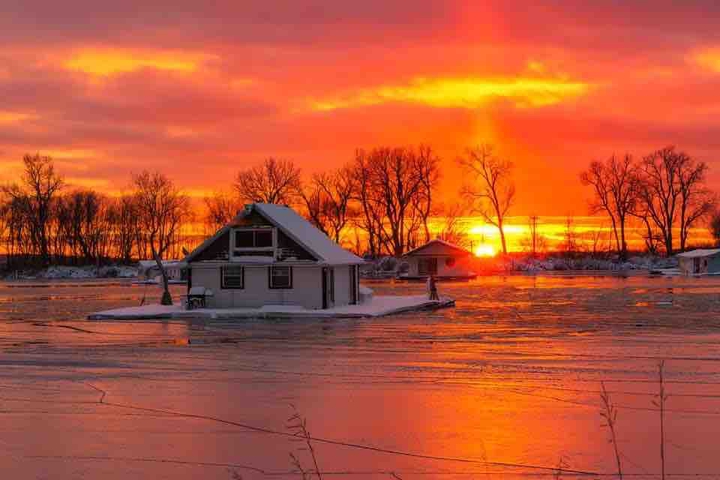 winter sunset for the houseboats