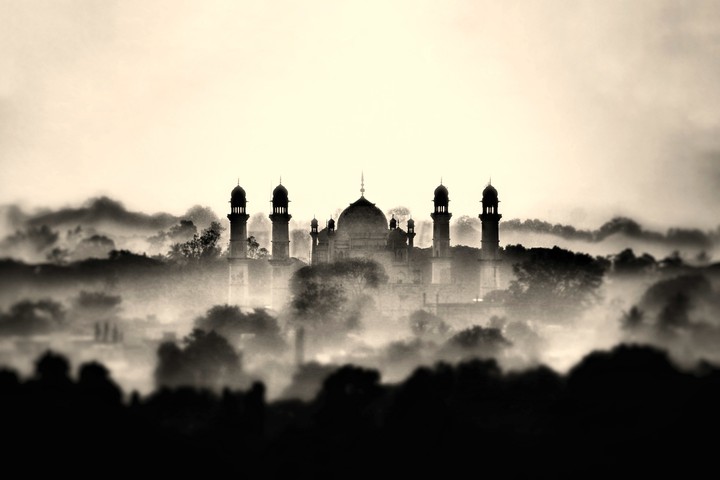 foggy taj