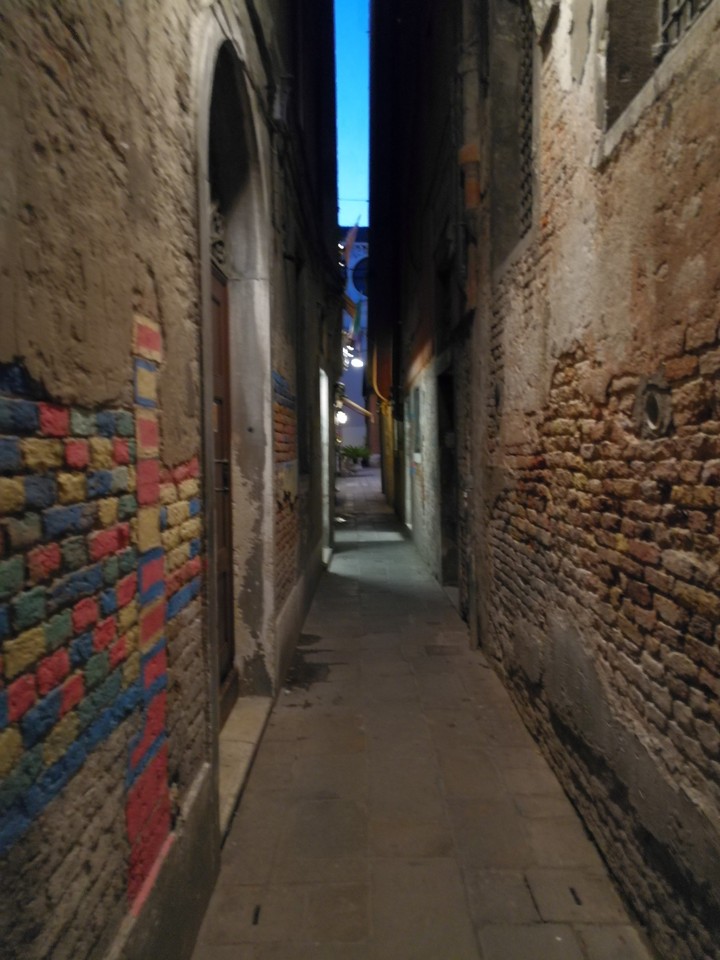 even venice alleys r a piece of artwork!