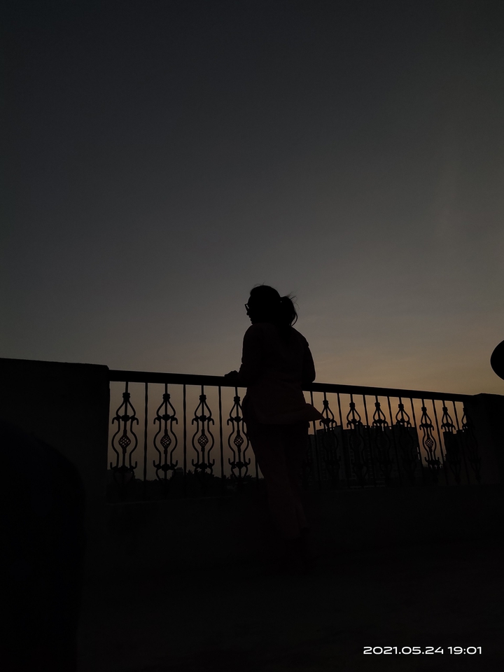 Waiting Girl