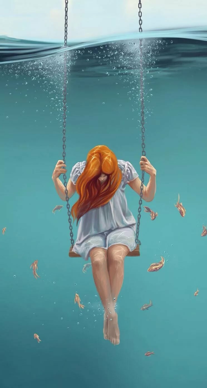 Девушка касающейся на качелях