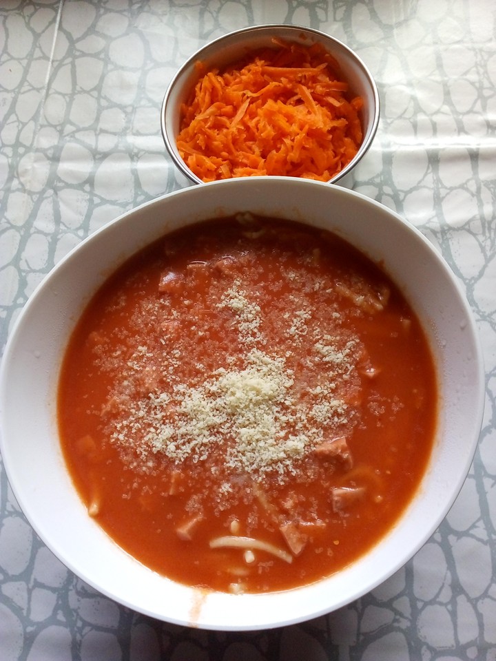 Spaketi.mit Käse und Tomatensoße dadrin Wurst.