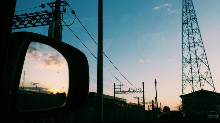 サイドミラー越しの夕日