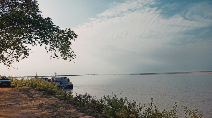 আবেলিৰ সময়ত নদীৰ পাৰটো