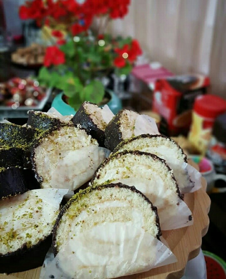 رولت شیرینی خامه ای