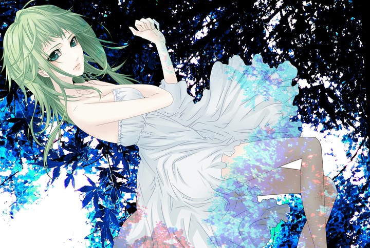 Immersed in the blue leaves