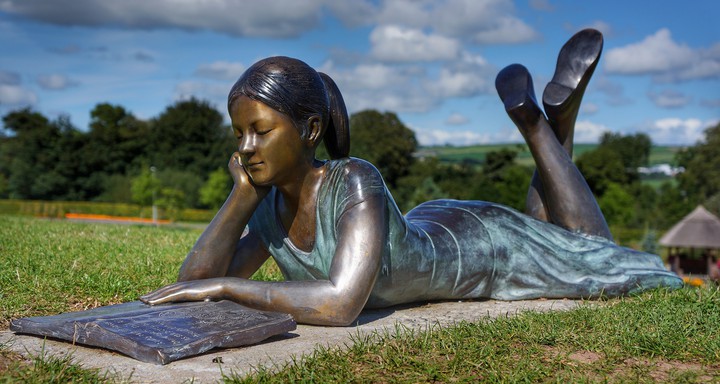 Girl Statur in Bronze reading a book