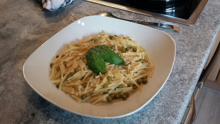Pasta with green peas
