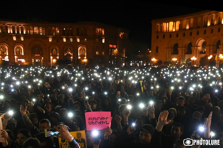 Митинг в Ереване ночью