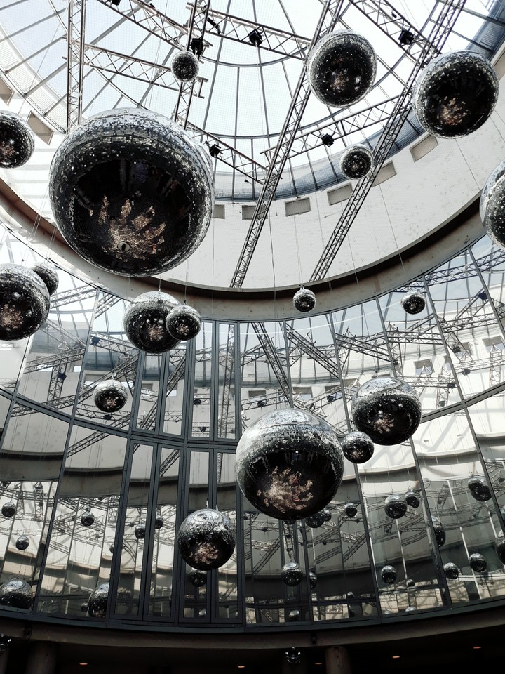Ball with mirror
