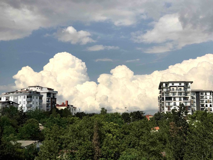 Gökyüzünde bir bulut.