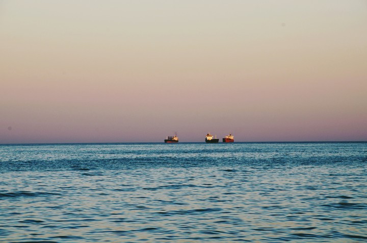 море