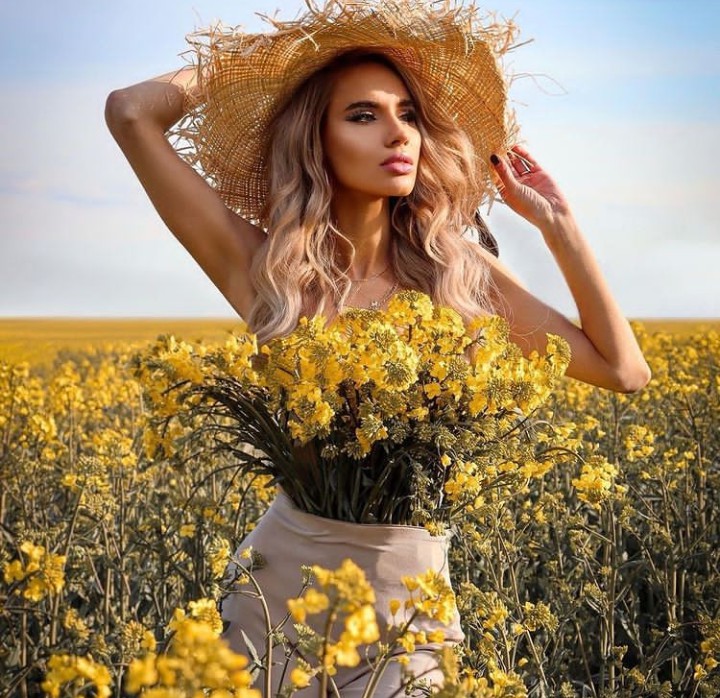 ⚘