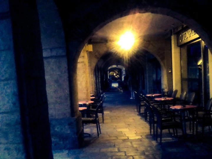 Le vieux café sous les arcades