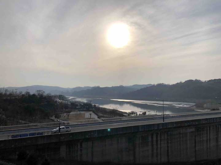 태양아래 내비치는 댐