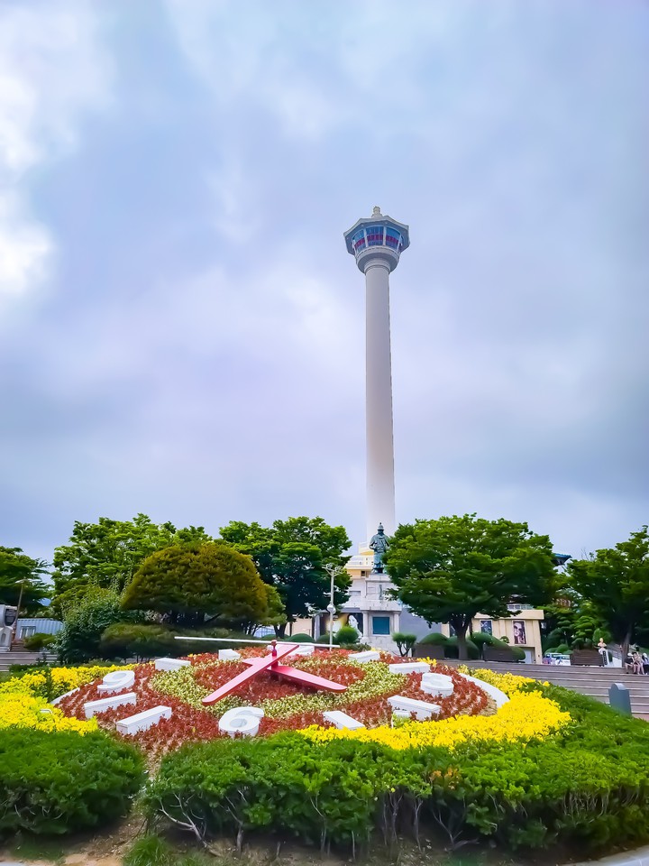 용두산의 부산탑과 꽃시계