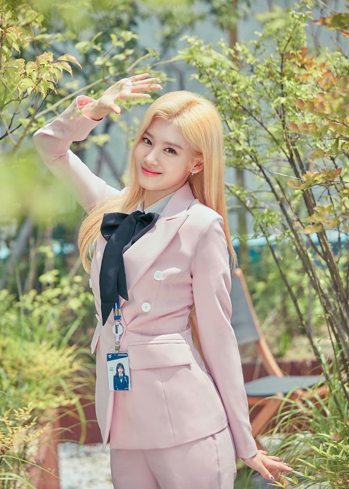 Sana TWICE