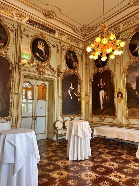 тапети hall, Decoration