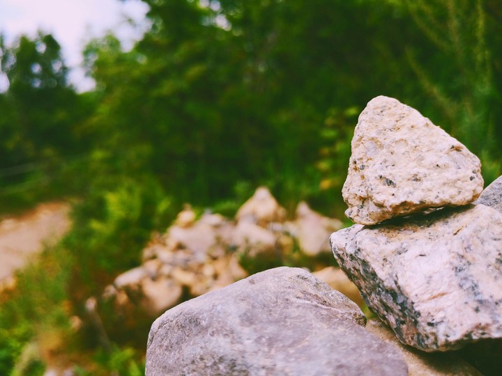 산속의 행운의 조약돌