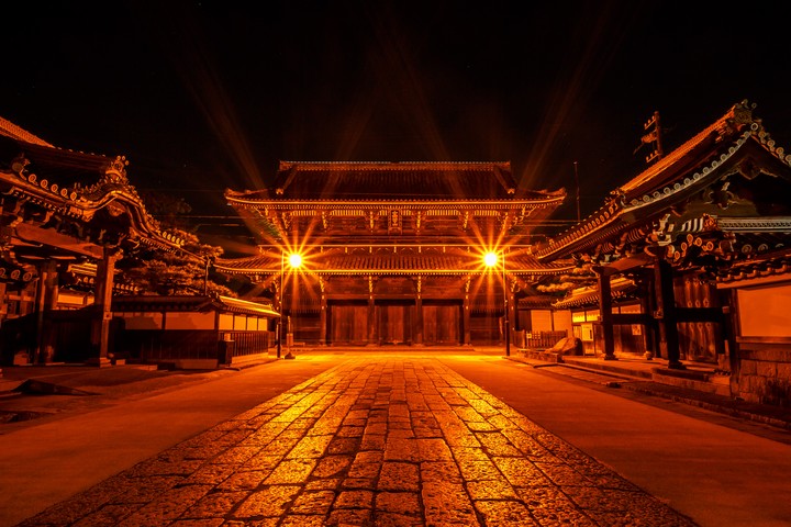 늦은 밤 옛 사원