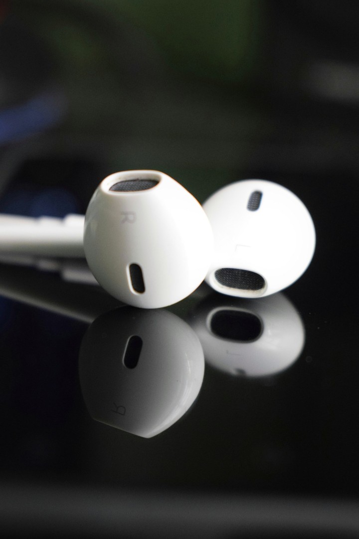Earpods reflection