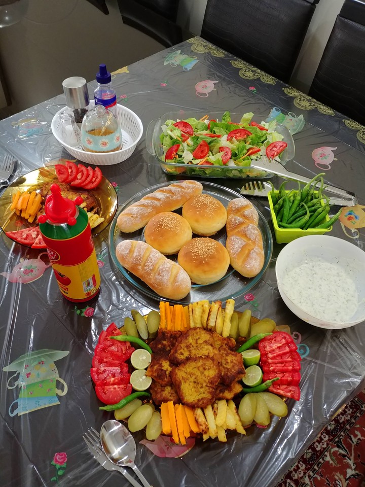 میز نهار یک روز تابستانی