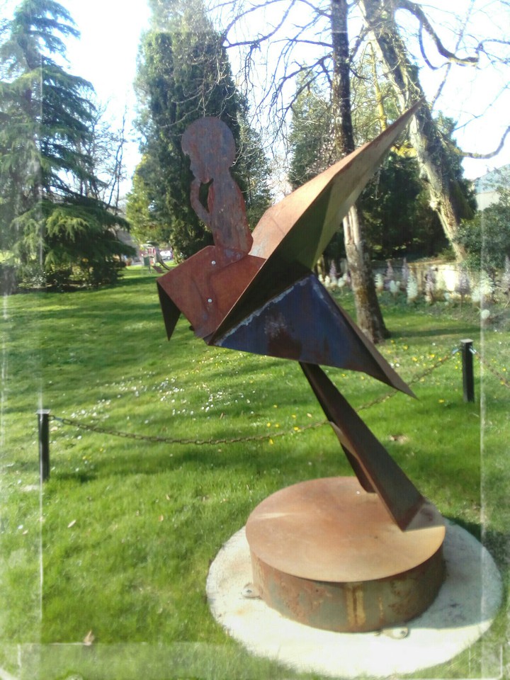 statue