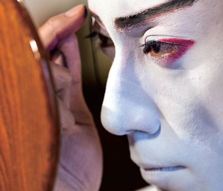 Ebizo applies kabuki make-up