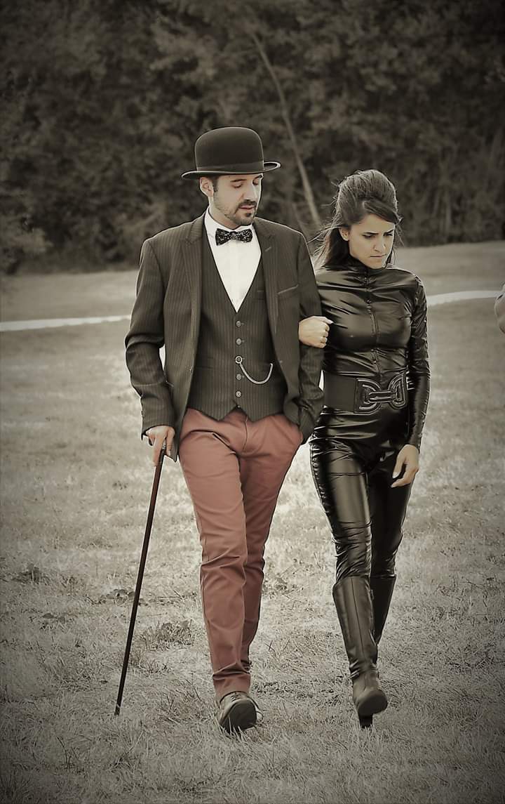 Chapeau melon et bottes de cuir