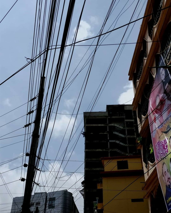 তারে ঝুলানো শহরের আকাশ...