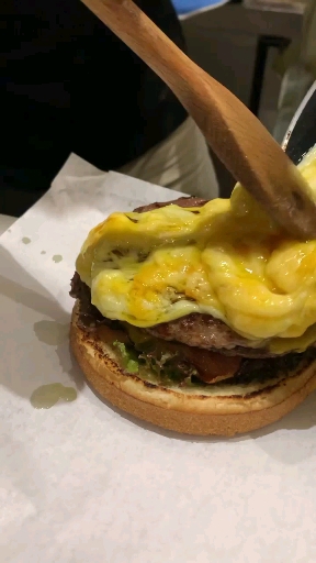 burger with eggs