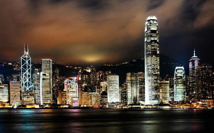 Grand bâtiment illuminés dans la nuit