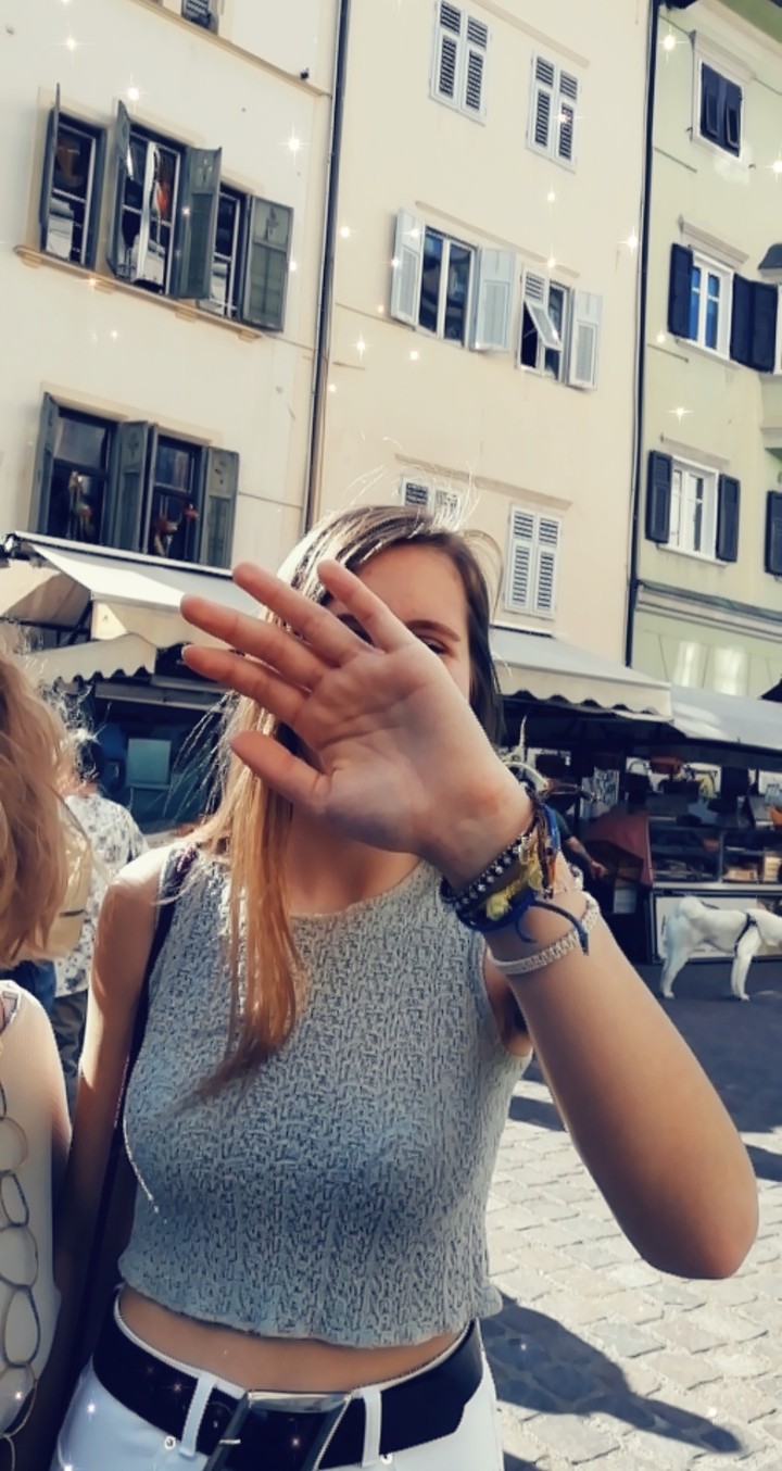 non hai bisogno di coprirti  sei meravigliosa