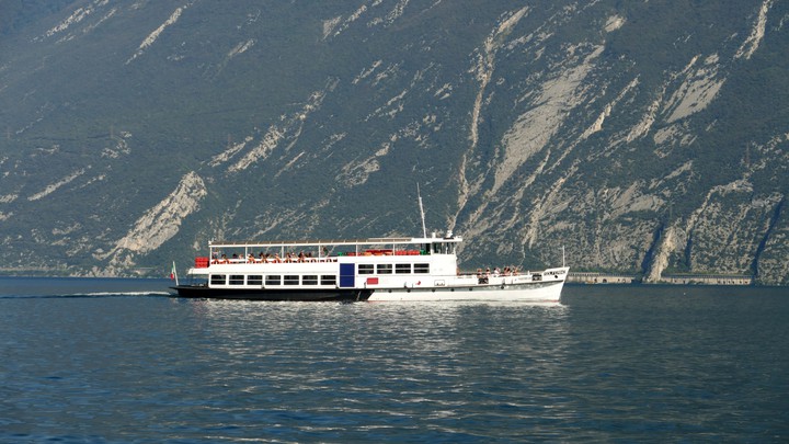 Ausflugsschiff auf dem Gardasee