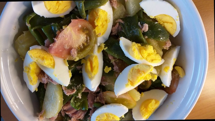 Tuna salad with potatoes and green beans