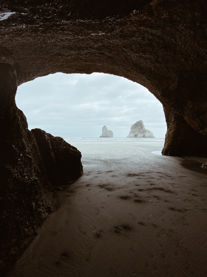 cave_rocks_beach_161298_3024x4032.jpg