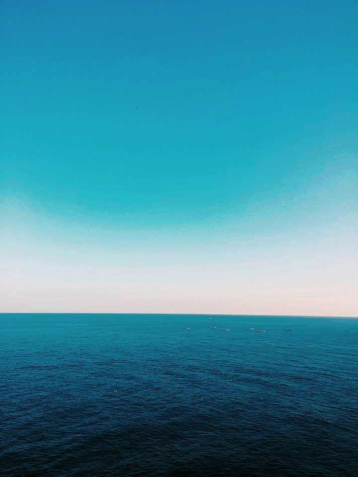 sky and sea, horizontal line