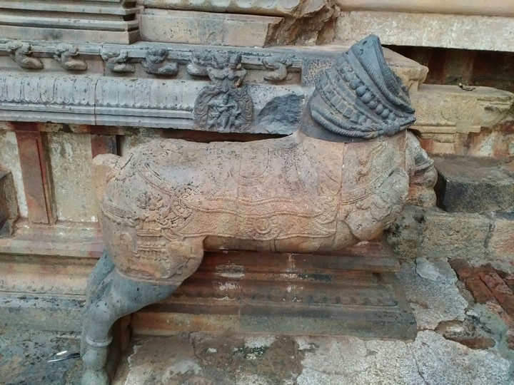 broken horse statue