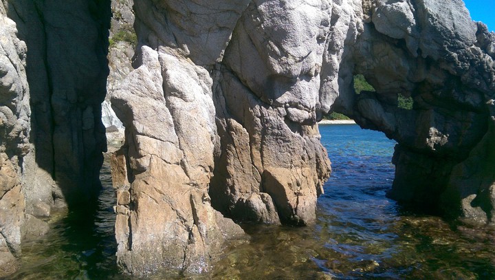 На море