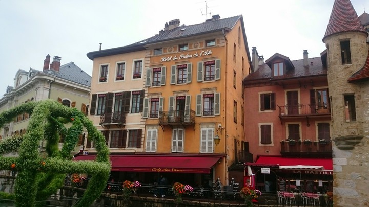 BEAUTIFUL ANNECY ARCHITECTURE