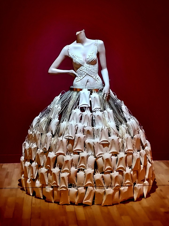 a story  Beyond.the Sea:Dutch Ceramics Now