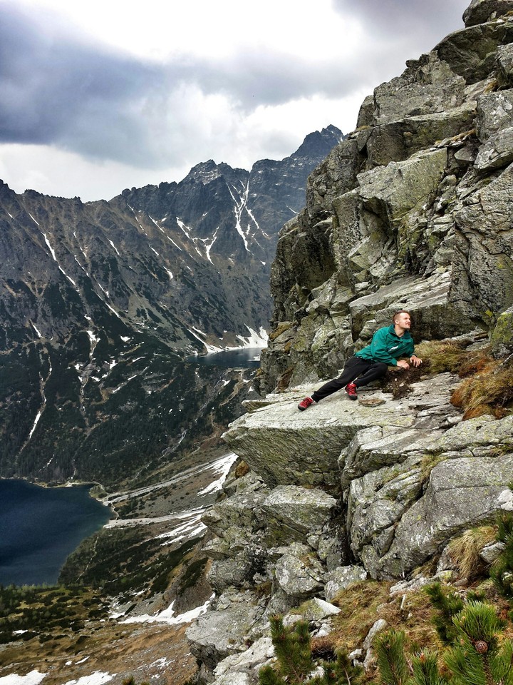 morskie oko i czarny staw w tle