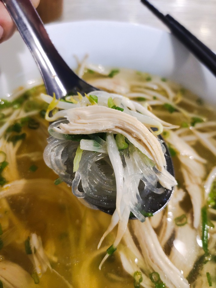 tasty vietnamese chicken soup noodle