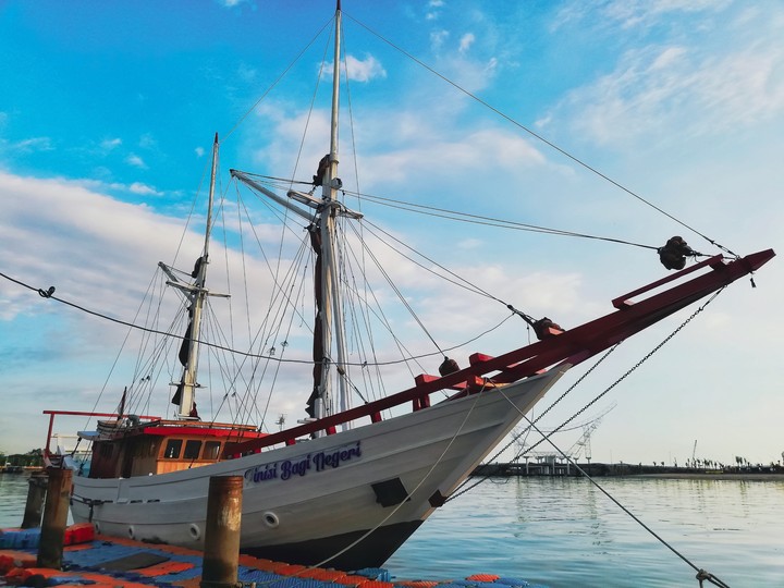 phinisi ship