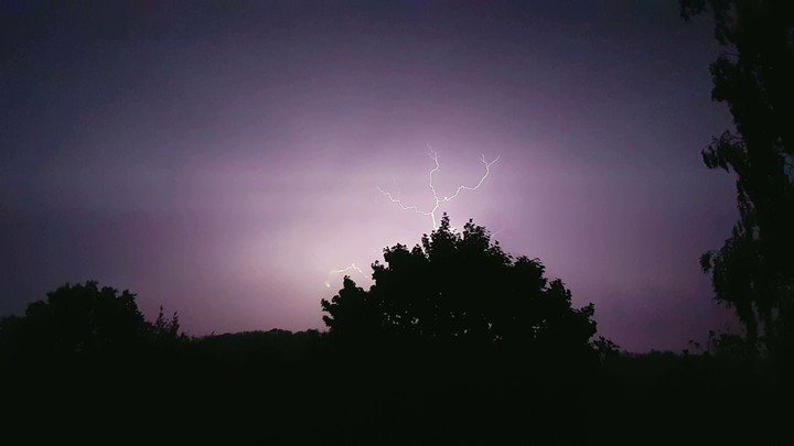Blitz hinter ein baum