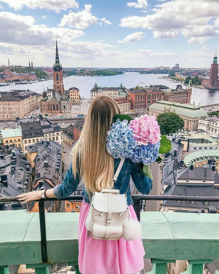 р