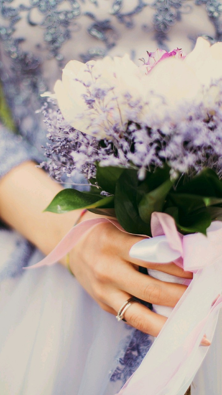 Flowers in her hands...❤️