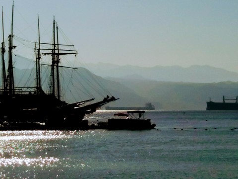 море