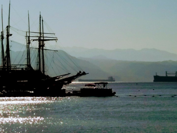 море