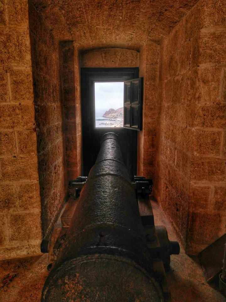 Alcazaba de Almería. Cañón. Vistas al puerto comercial.